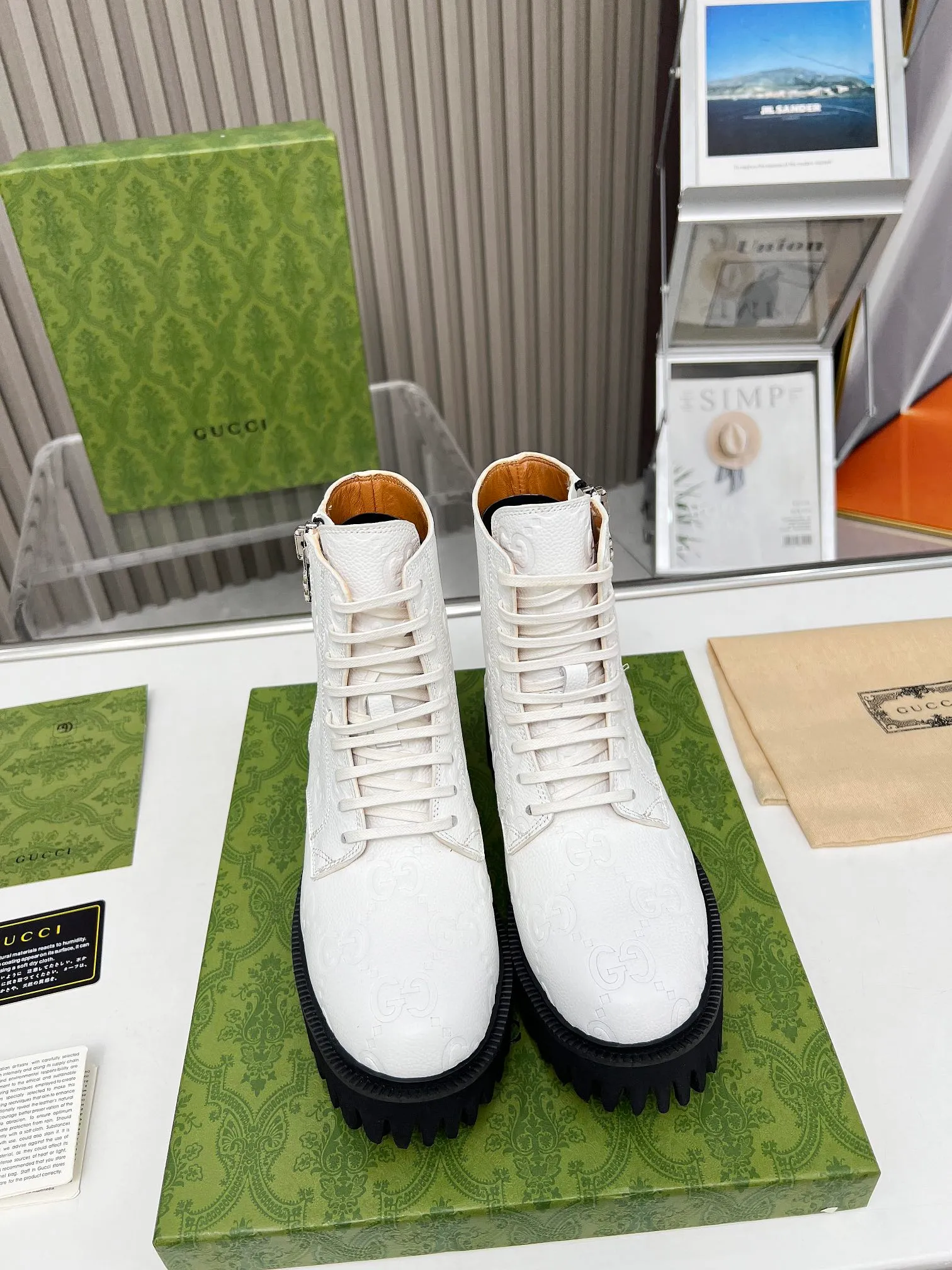 👟👟Ex-factory price 540👟👟 Gucci 2023 super cool Martin boots, the GG logo continues to shine in the new series, comfort and lightness are ingeniously presented on this women's leather boots. The classic GG pattern evolved from the name of the brand's founder, Mr. Guccio Gucci. It was first used in the 1930s. After nearly a century of development, it still provides inspiration for the brand to explore new expressions. Code number:35-43#